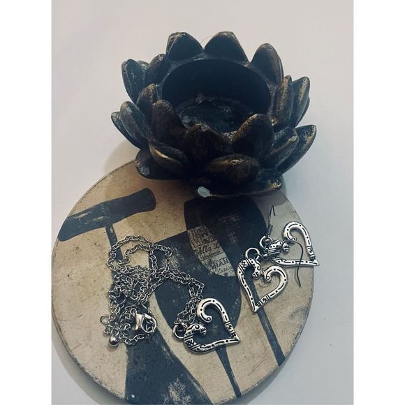 PRETTY SILVER HEART NECKLACE AND EARRING SET - Picture 1 of 5